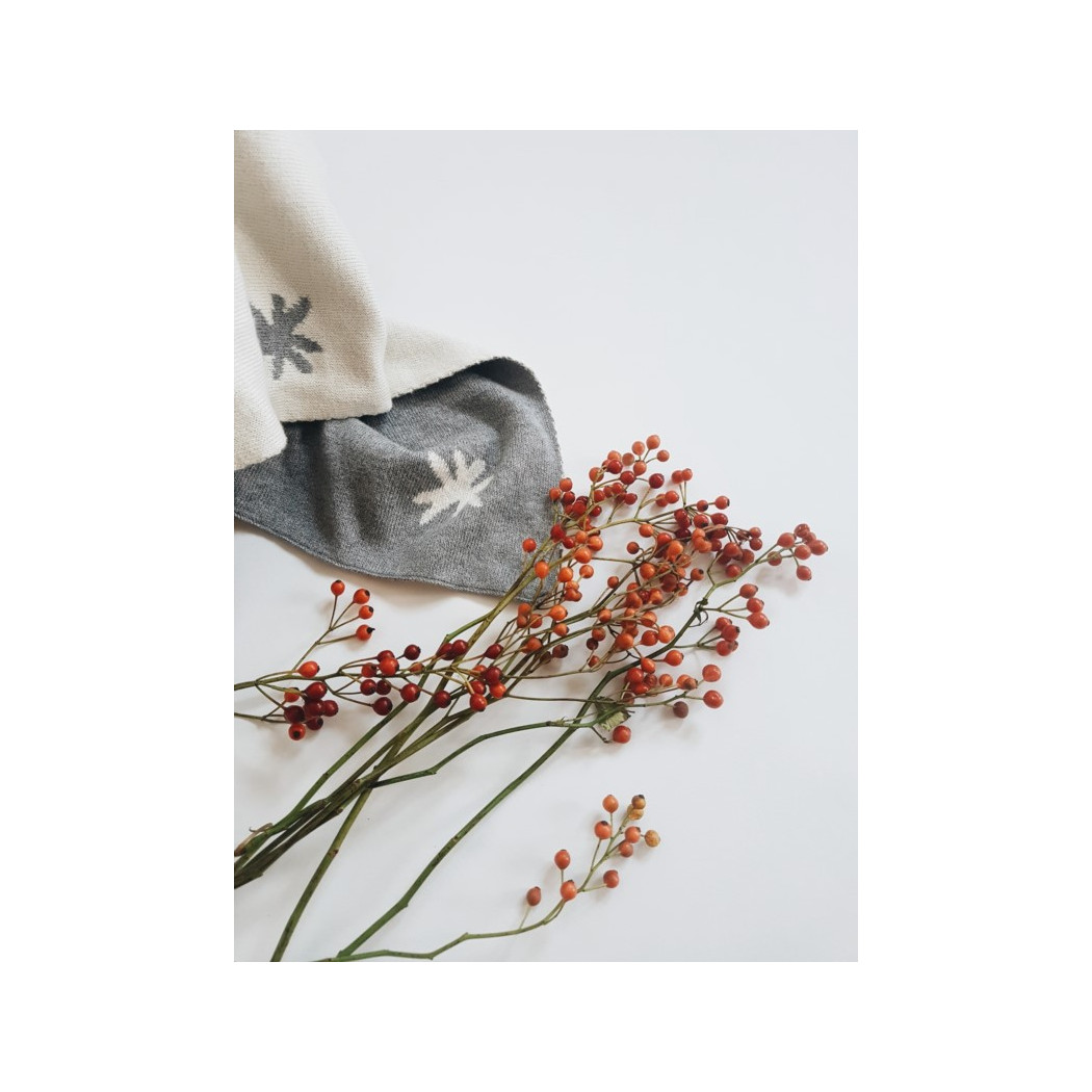 Kocyk Dwustronny Organiczny- Szary i Kremowy w Gwiazdki - 80×100cm - Poofi