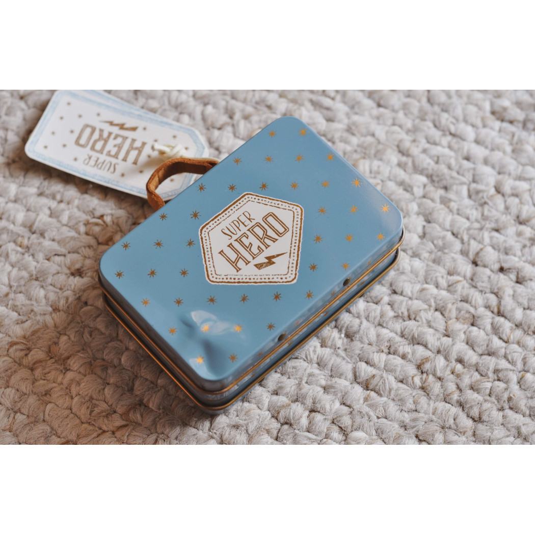 OUTLET Myszka Superbohater W Walizce - Superhero in Suitcase - Little Brother - Bluzka W Miodowe Paski - Maileg