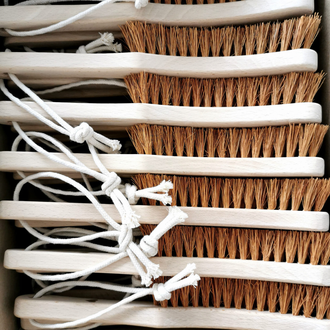 Ostra Szczotka Kokosowa Na Rączce - LullaLove