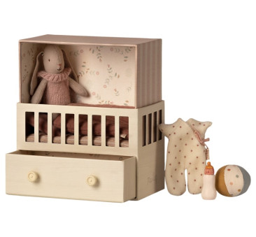 Dziewczynka Króliczek w Łóżeczku z Akcesoriami -  Micro Bunny With  Baby Room - Maileg