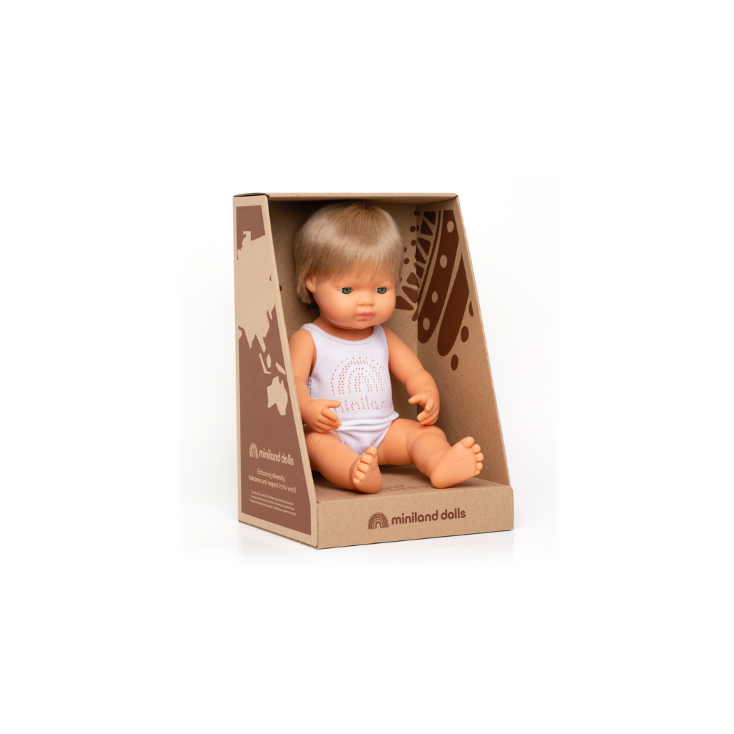 Europejczyk Ciemny Blond Włosy 38 cm - Lalka Chłopiec - Blond Włosy - Miniland Doll - Miniland
