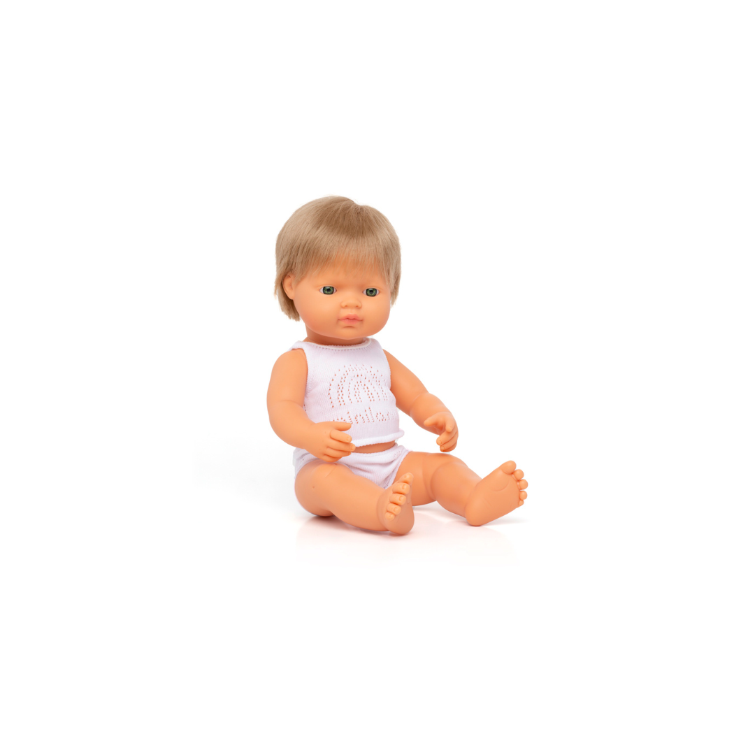 Europejczyk Ciemny Blond Włosy 38 cm - Lalka Chłopiec - Blond Włosy - Miniland Doll - Miniland