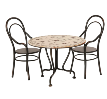 Stolik z Krzesłami - Dining Table Set With 2 Chairs - Akcesoria dla Lalek - Maileg