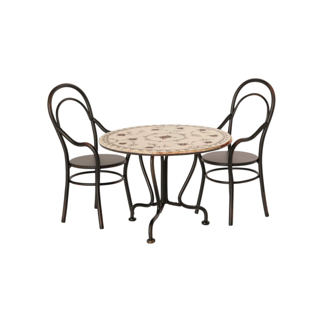 Stolik z Krzesłami - Dining Table Set With 2 Chairs - Akcesoria dla Lalek - Maileg
