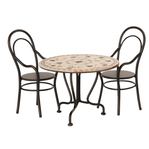 Stolik z Krzesłami - Dining Table Set With 2 Chairs - Akcesoria dla Lalek - Maileg