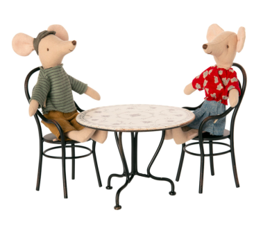 Stolik z Krzesłami - Dining Table Set With 2 Chairs - Akcesoria dla Lalek - Maileg
