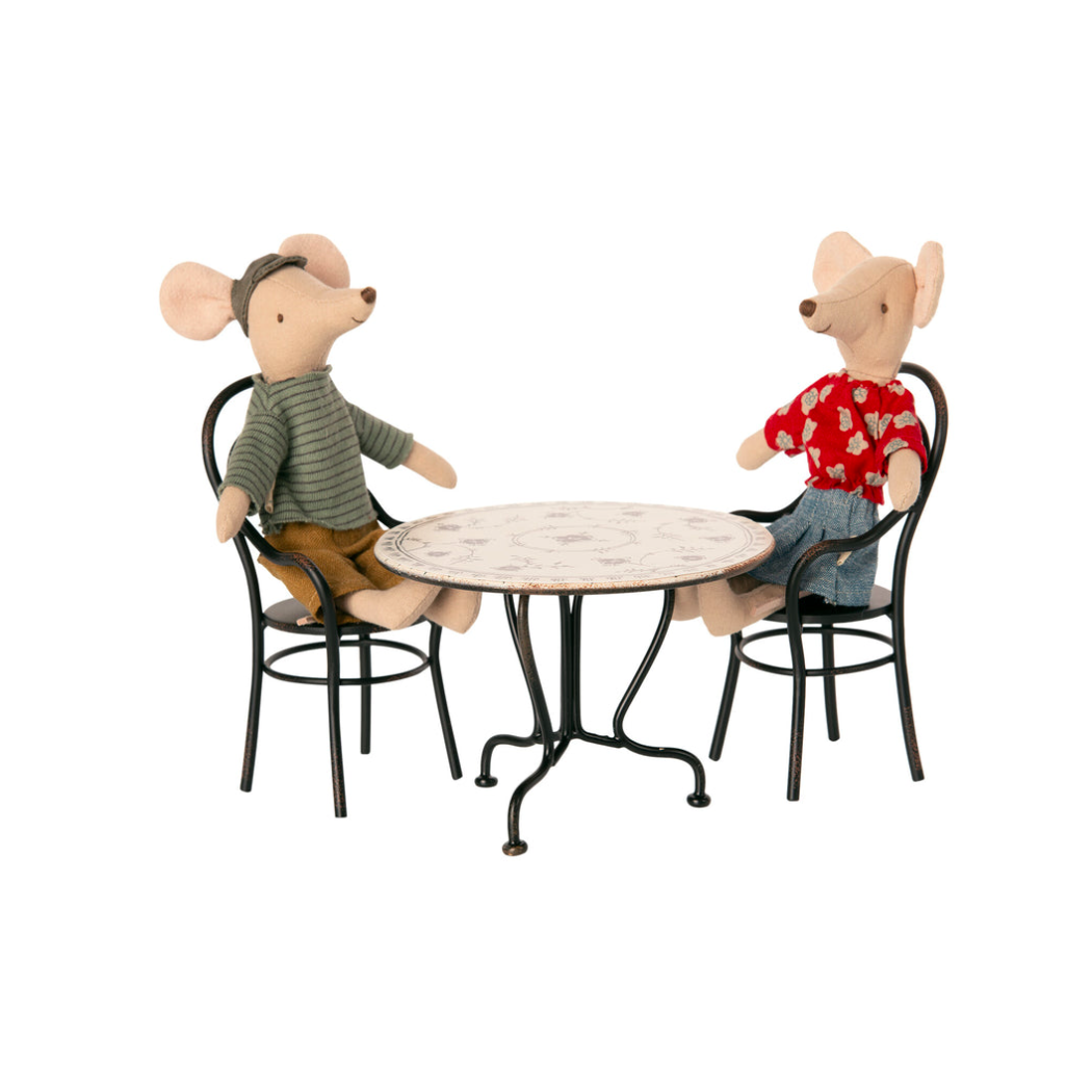 Stolik z Krzesłami - Dining Table Set With 2 Chairs - Akcesoria dla Lalek - Maileg