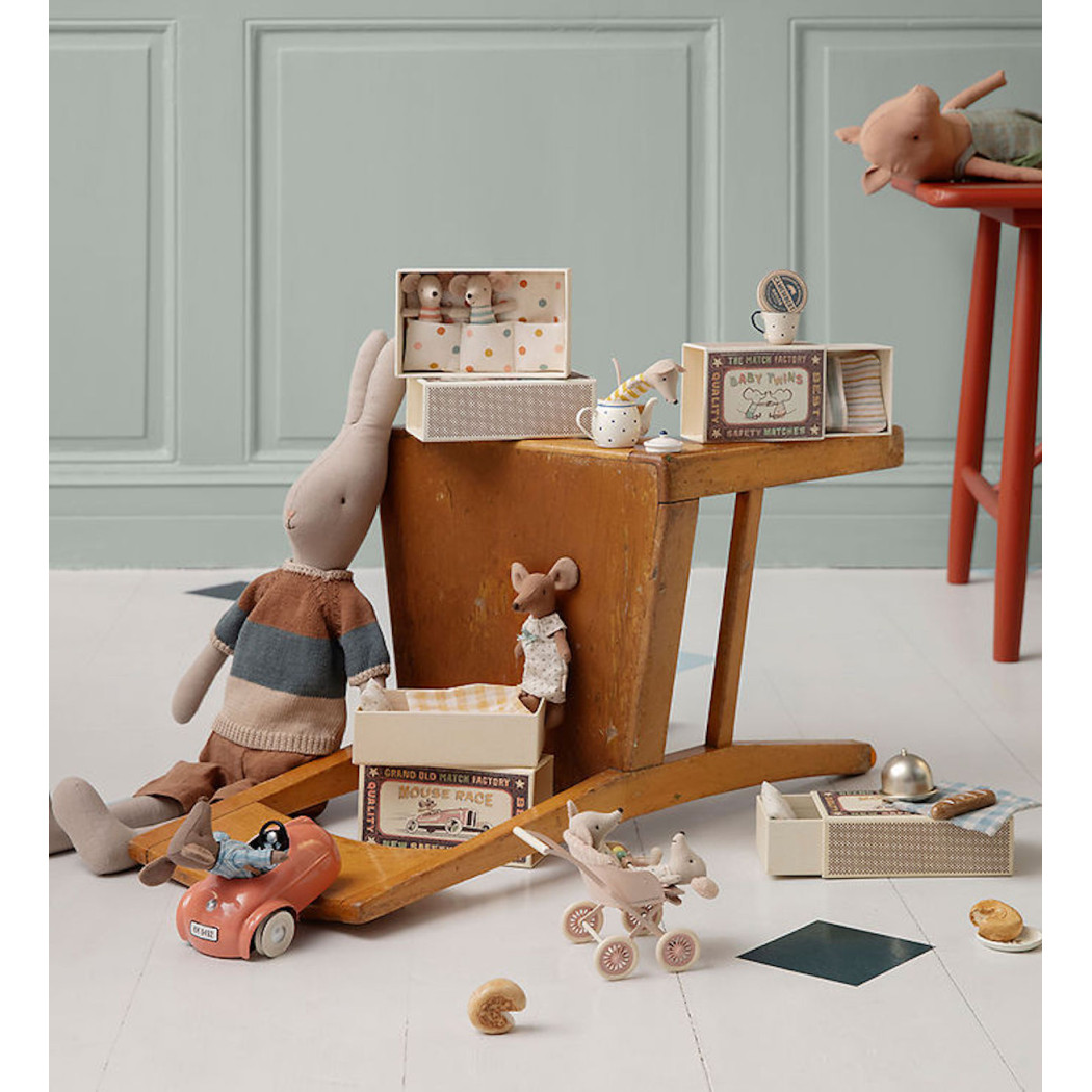 Króliczek w Koszulce w Kolorowe Paski i Brązowych Spodenkach - Rabbit size 4 - Classic - Knitted Shirt And Shorts - Maileg