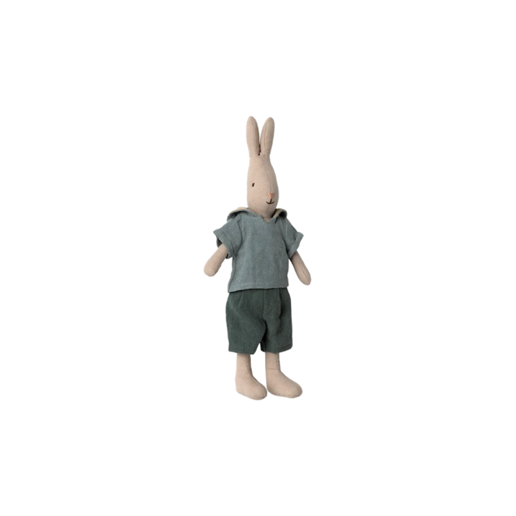 Króliczek w Niebieskiej Koszulce i Zielonych Spodenkach - Rabbit size 2 - Classic - Shirt And Shorts - Maileg