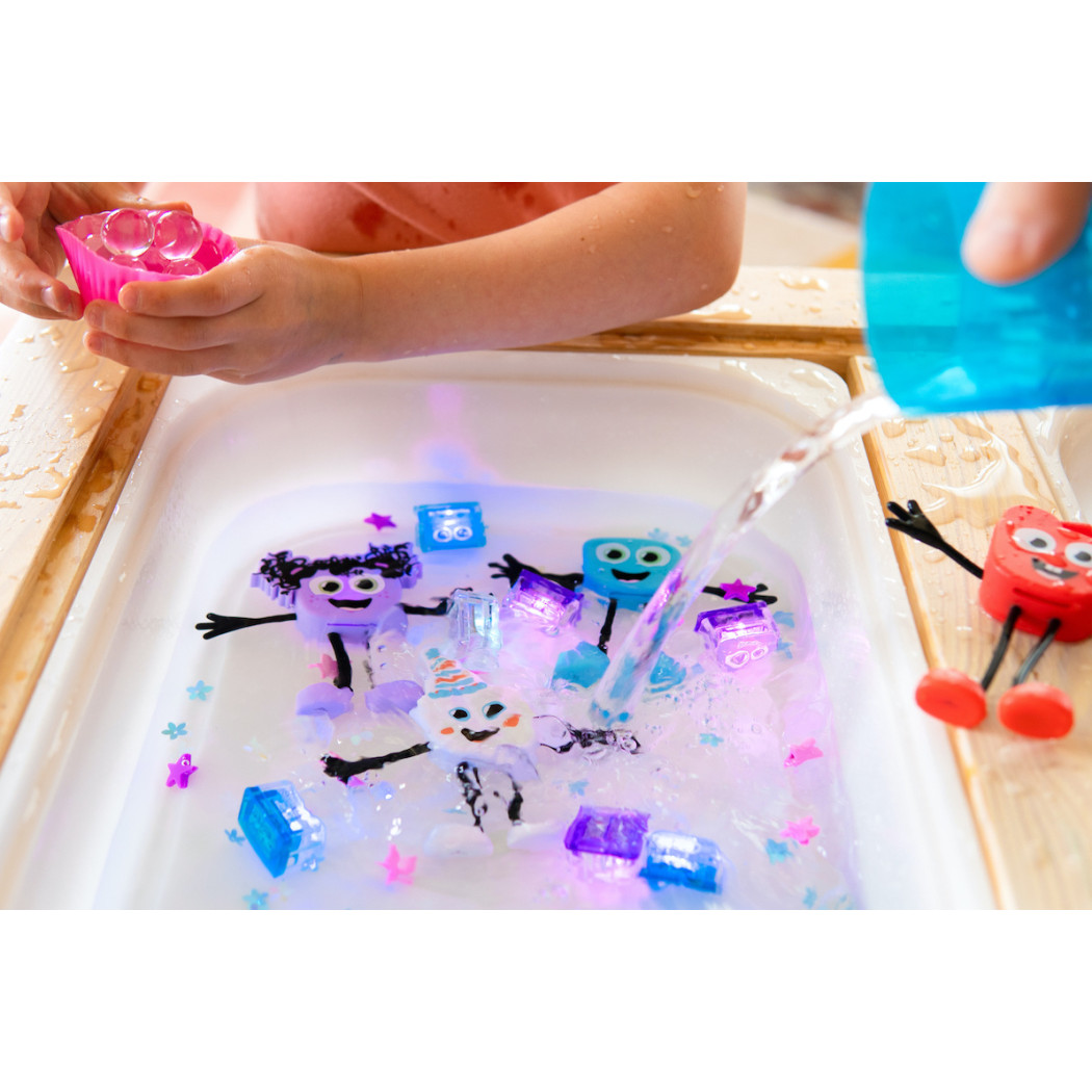 Postać Lumi oraz 2 kostki Sensoryczne Świecące w Wodzie - Kolor Fioletowy - Glo Pals