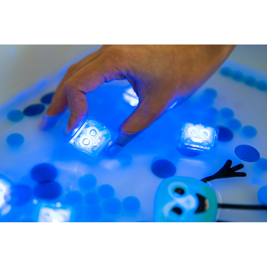 Postać Blair oraz 2 kostki Sensoryczne Świecące w Wodzie - Kolor Turkusowy - Glo Pals