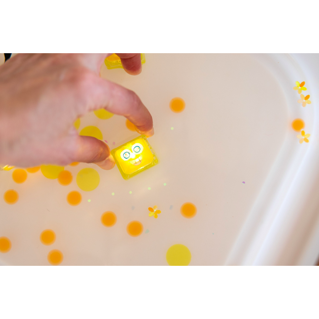 Alex - Zestaw 4 kostek Sensorycznych Świecących w Wodzie - Kolor Żółty - Glo Pals