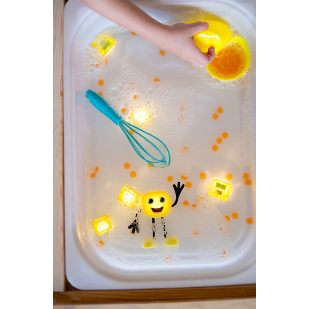 Alex - Zestaw 4 kostek Sensorycznych Świecących w Wodzie - Kolor Żółty - Glo Pals