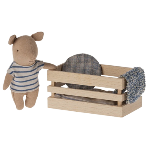 Świnka Chłopiec w Drewnianej Skrzynce - Koszulka w Niebieskie Paski - Pig In Box - Baby Boy - Maileg