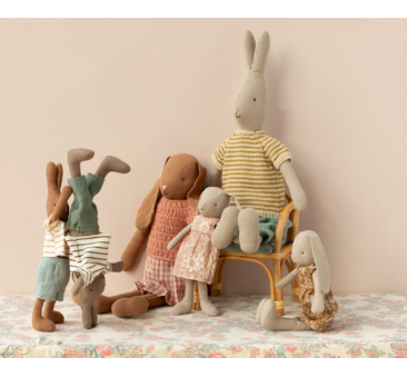 Czekoladowy Króliczek w Koszulce i Spodenkach - Rabbit size 1 - Chocolate Brown -Striped Blouse And Shorts - Maileg