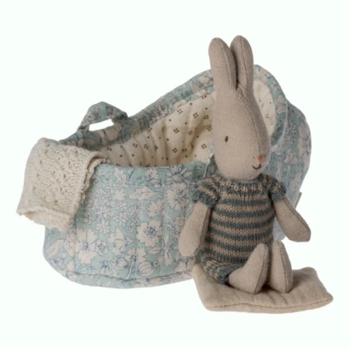 Ciemnoniebieski Króliczek w Nosidełku - Rabbit in Carry Cot Micro - Maileg