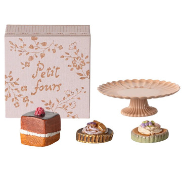 Zestaw Trzech Ciastek na Ozdobnej Paterze - Cakes And Cakestand Mini - Akcesoria dla Lalek - Maileg