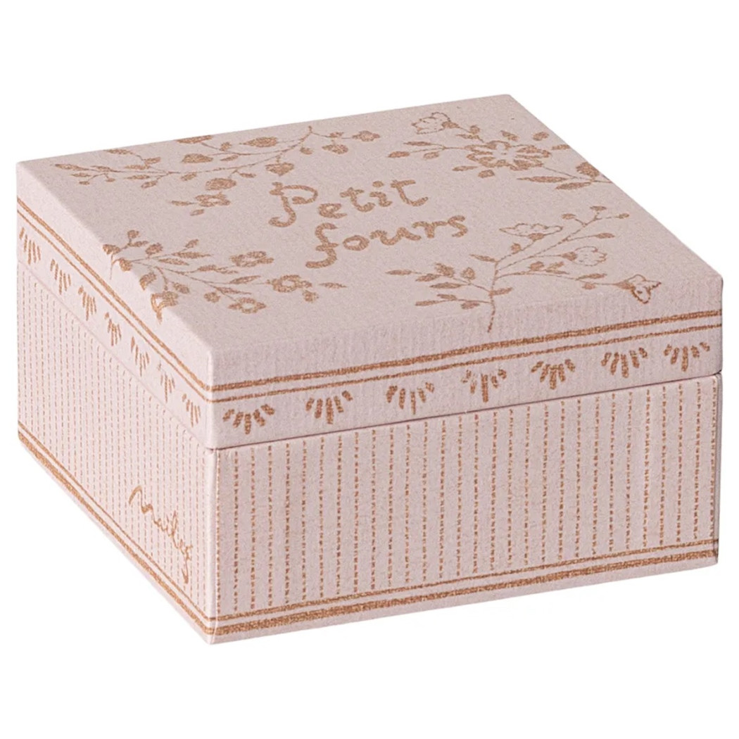 Zestaw Trzech Ciastek na Ozdobnej Paterze - Cakes And Cakestand Mini - Akcesoria dla Lalek - Maileg