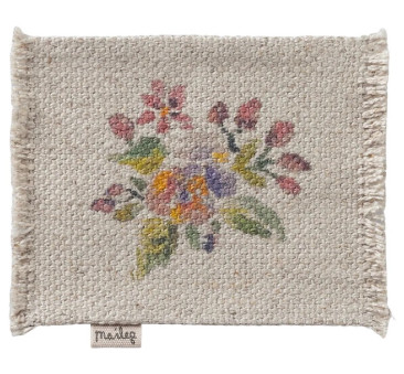 Dywanik w Kwiaty 9x6,5 cm - Rug Flowers Small - Akcesoria Dla Lalek - Maileg
