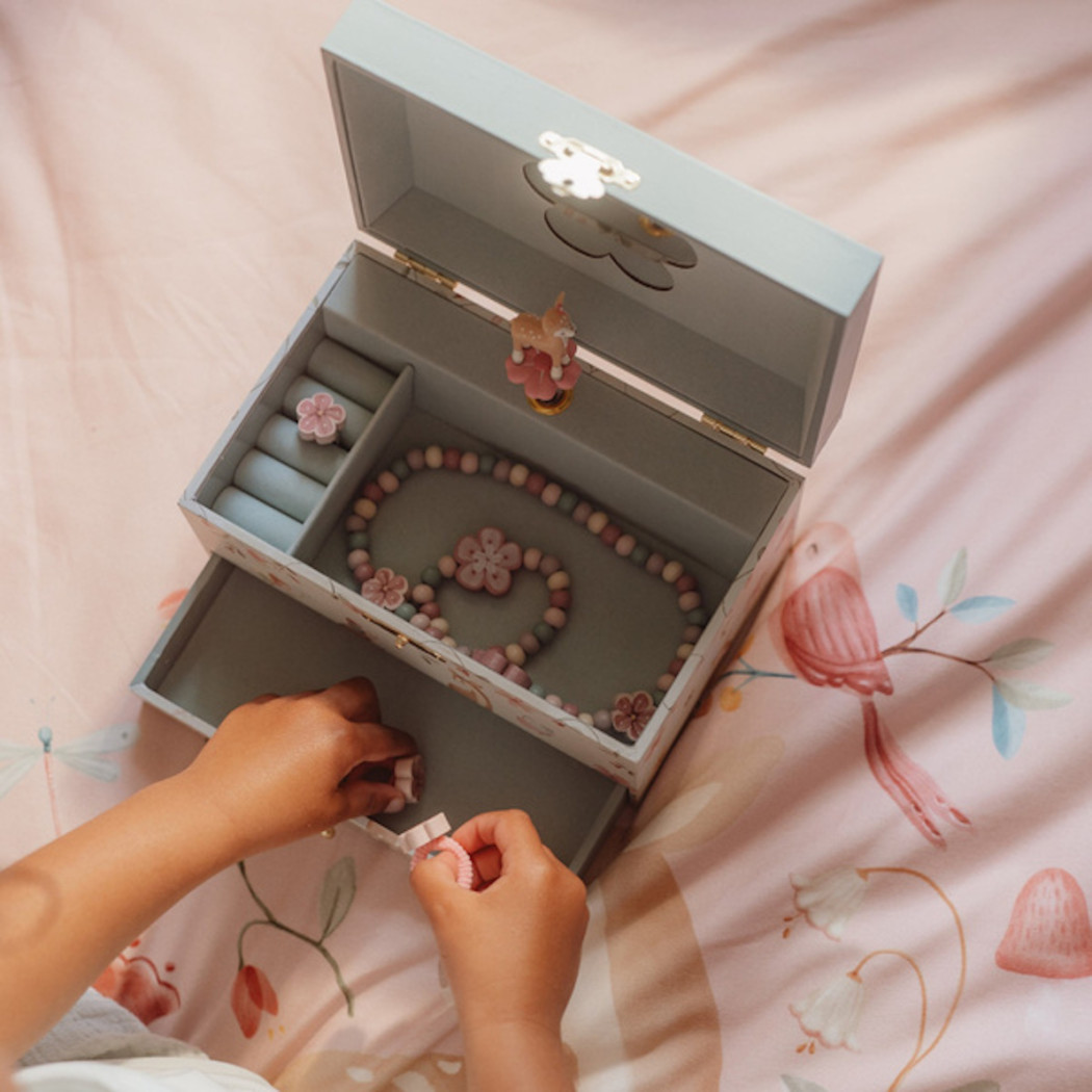 Szałwiowa w Kwiaty Szkatułka na Biżuterię z Pozytywką i Sarenką - Fairy Garden - Little Dutch