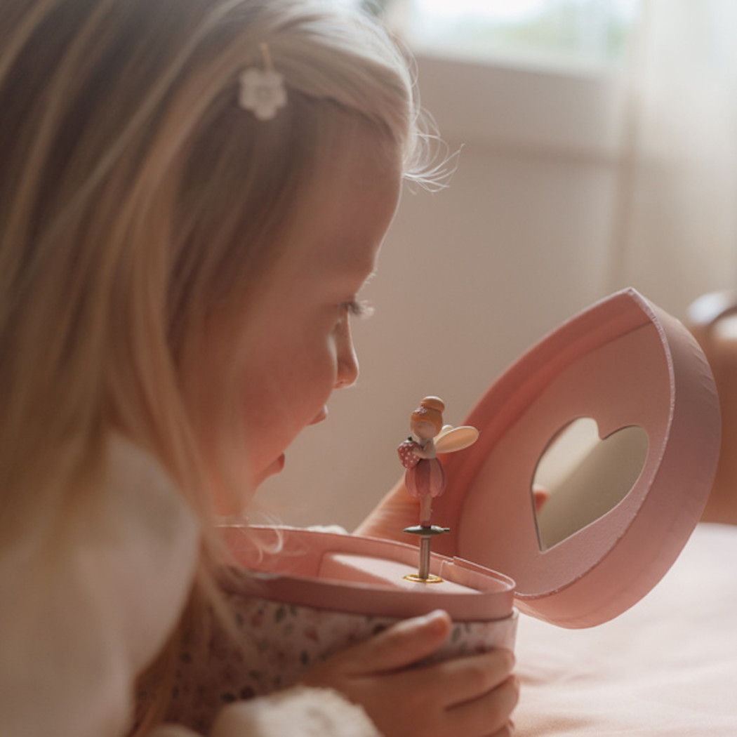 Różowa Szkatułka na Biżuterię w Kształcie Serca z Pozytywką i Wróżką - Fairy Garden - Little Dutch