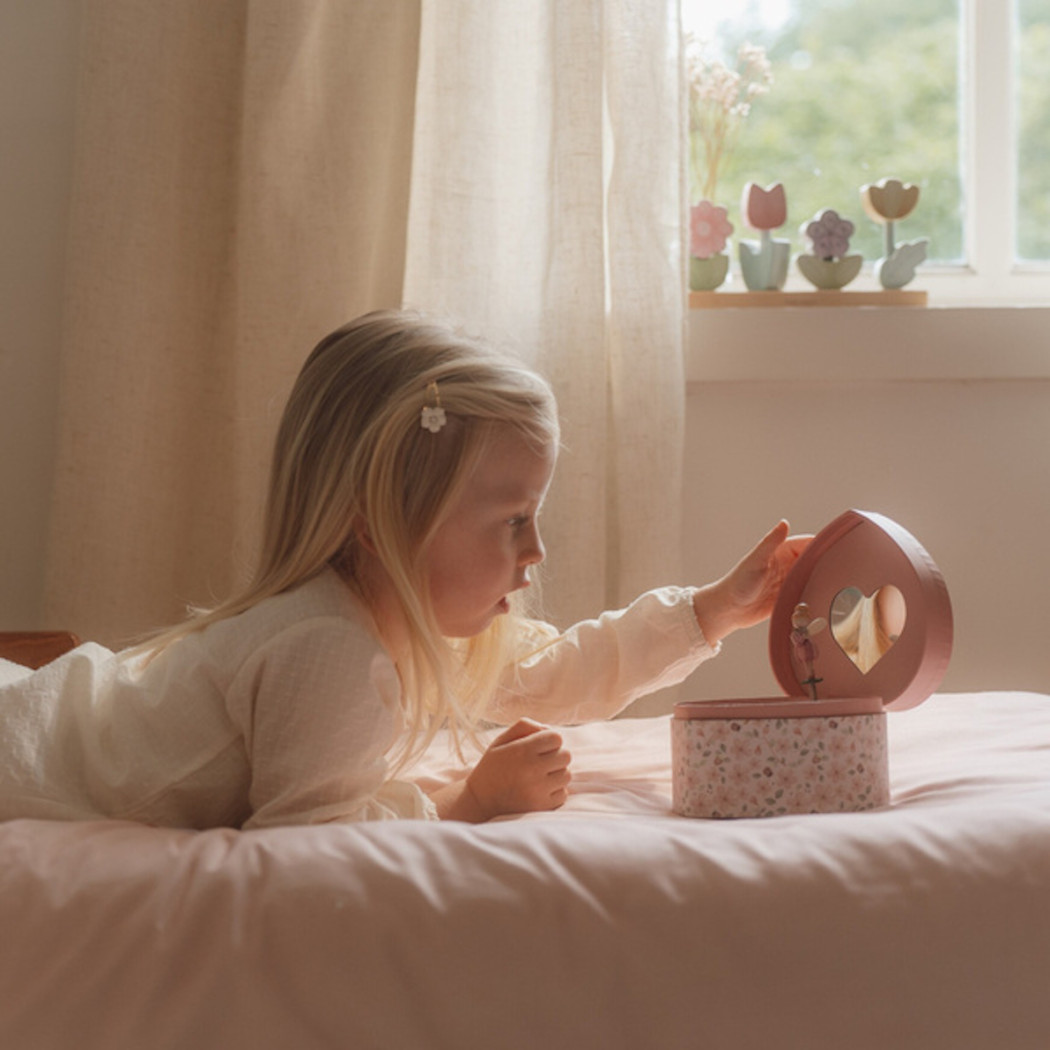 Różowa Szkatułka na Biżuterię w Kształcie Serca z Pozytywką i Wróżką - Fairy Garden - Little Dutch
