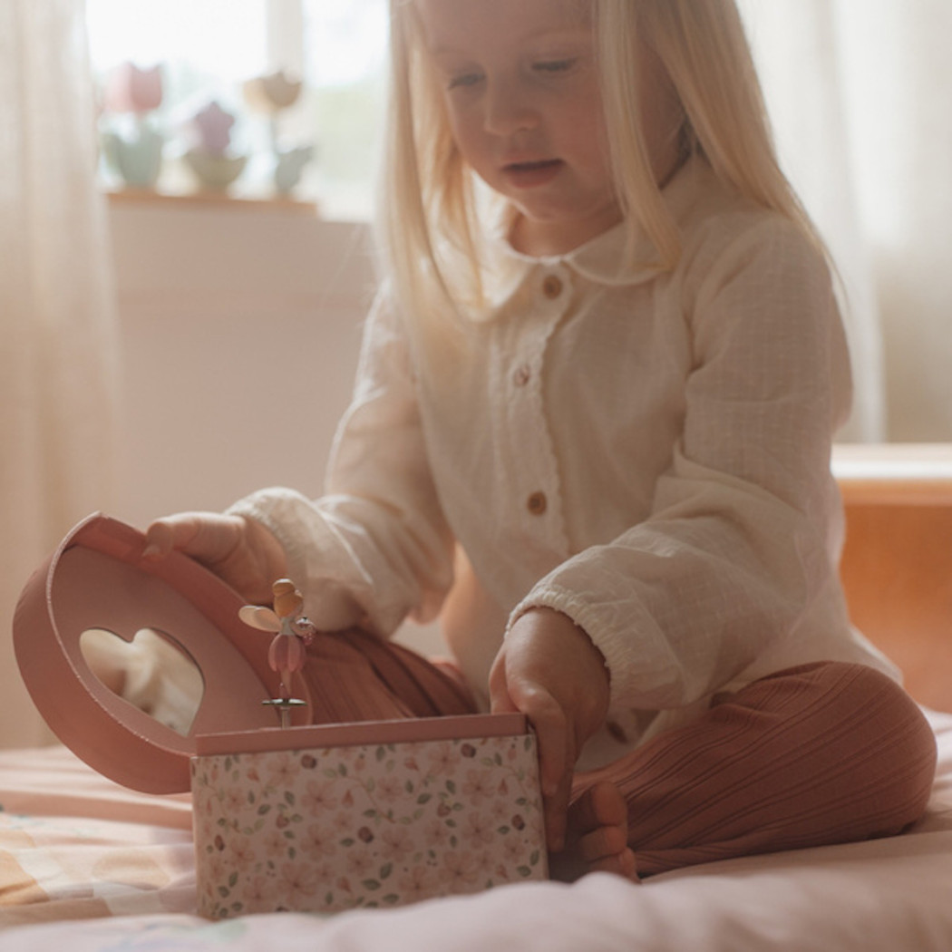 Różowa Szkatułka na Biżuterię w Kształcie Serca z Pozytywką i Wróżką - Fairy Garden - Little Dutch