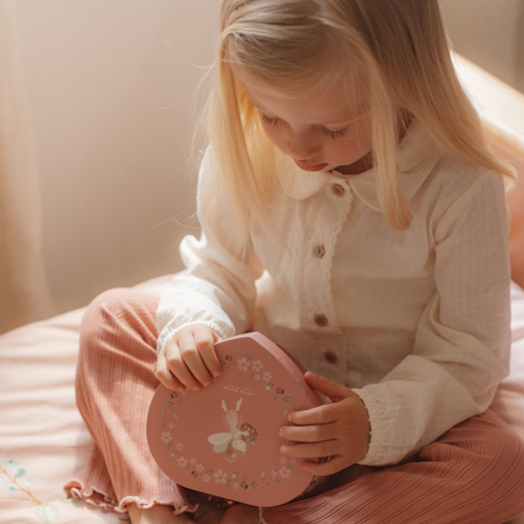 Różowa Szkatułka na Biżuterię w Kształcie Serca z Pozytywką i Wróżką - Fairy Garden - Little Dutch