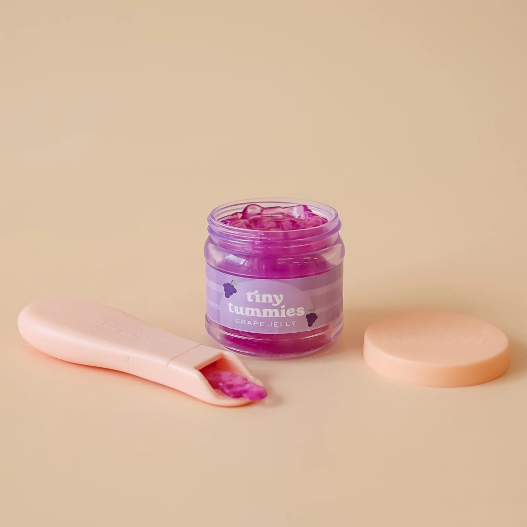 Winogronowy Słoiczek z Łyżeczką - Zestaw Do Pielęgnacji Lalek - Tiny Harlow