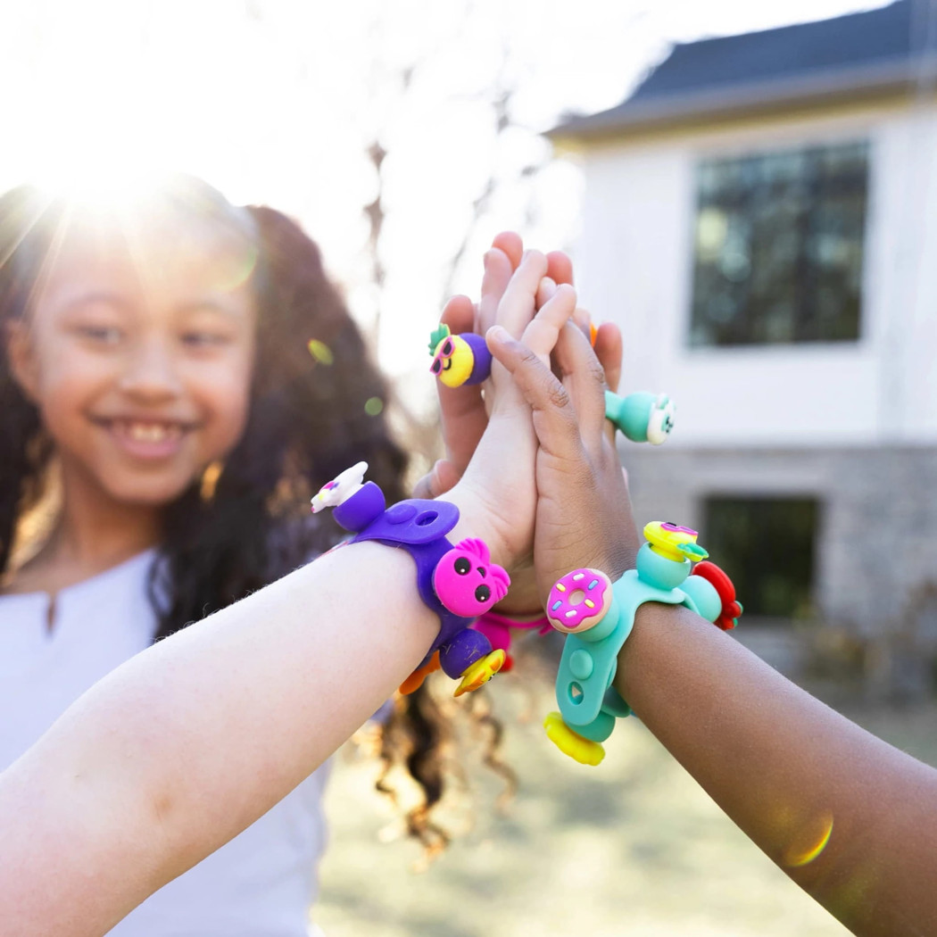 Różowa Biżuteria Plip Charms - Bransoletka, Pierścionek i 8 Charmsów - Fat Brain Toys