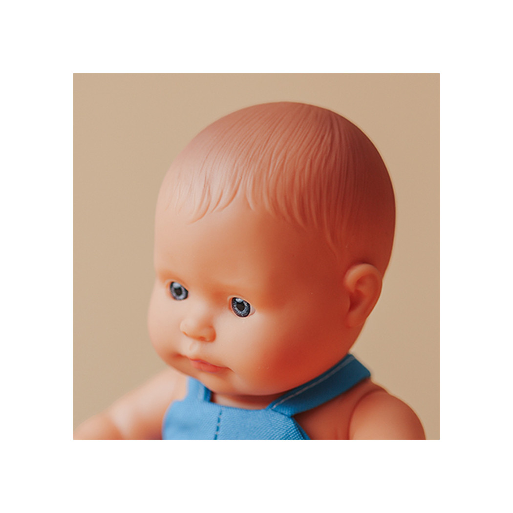 Europejczyk 21 cm w Niebieskich Ogrodniczkach - Lalka Chłopiec Europejczyk - Miniland My Friends & Me - Miniland