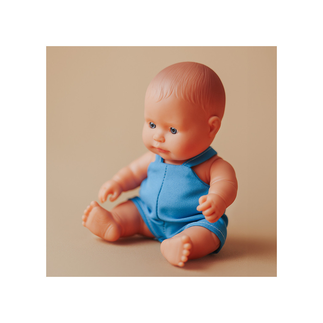 Europejczyk 21 cm w Niebieskich Ogrodniczkach - Lalka Chłopiec Europejczyk - Miniland My Friends & Me - Miniland