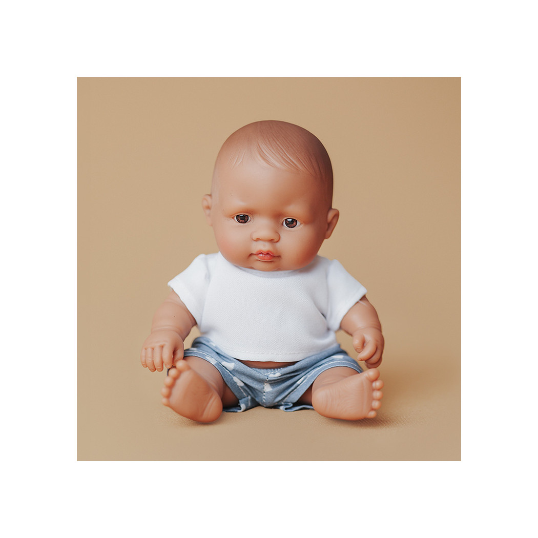 Latynos 21 cm w Koszulce i Spodenkach - Lalka Chłopiec Latynos - Miniland My Friends & Me - Miniland