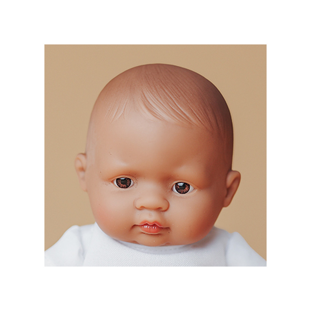 Latynos 21 cm w Koszulce i Spodenkach - Lalka Chłopiec Latynos - Miniland My Friends & Me - Miniland