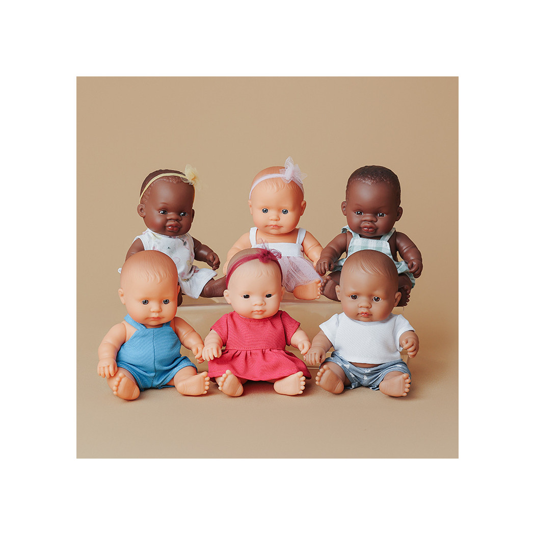 Latynos 21 cm w Koszulce i Spodenkach - Lalka Chłopiec Latynos - Miniland My Friends & Me - Miniland