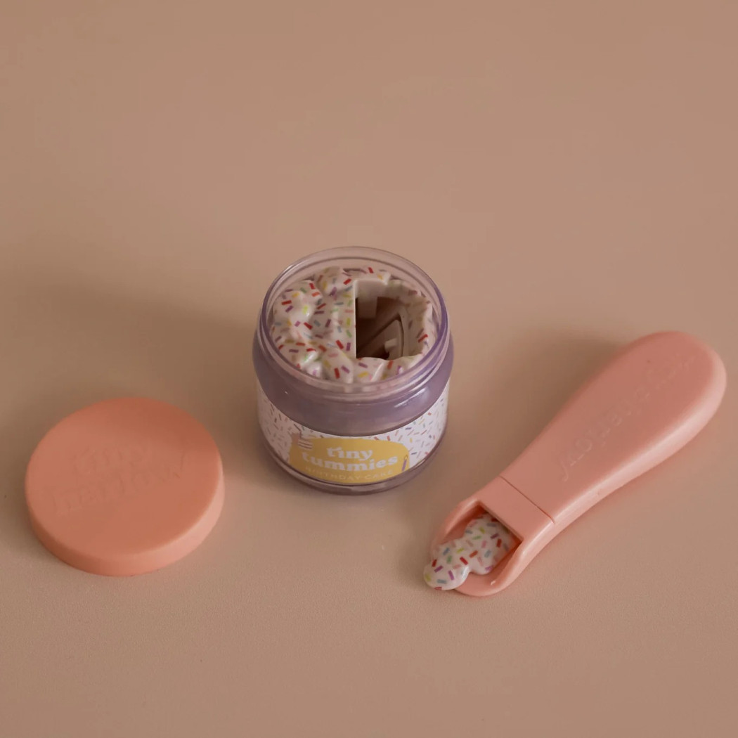 Magiczna Butelka z Mlekiem Truskawkowym i Słoiczek z Deserkiem - Zestaw Urodzinowy Do Pielęgnacji Lalek - Tiny Harlow