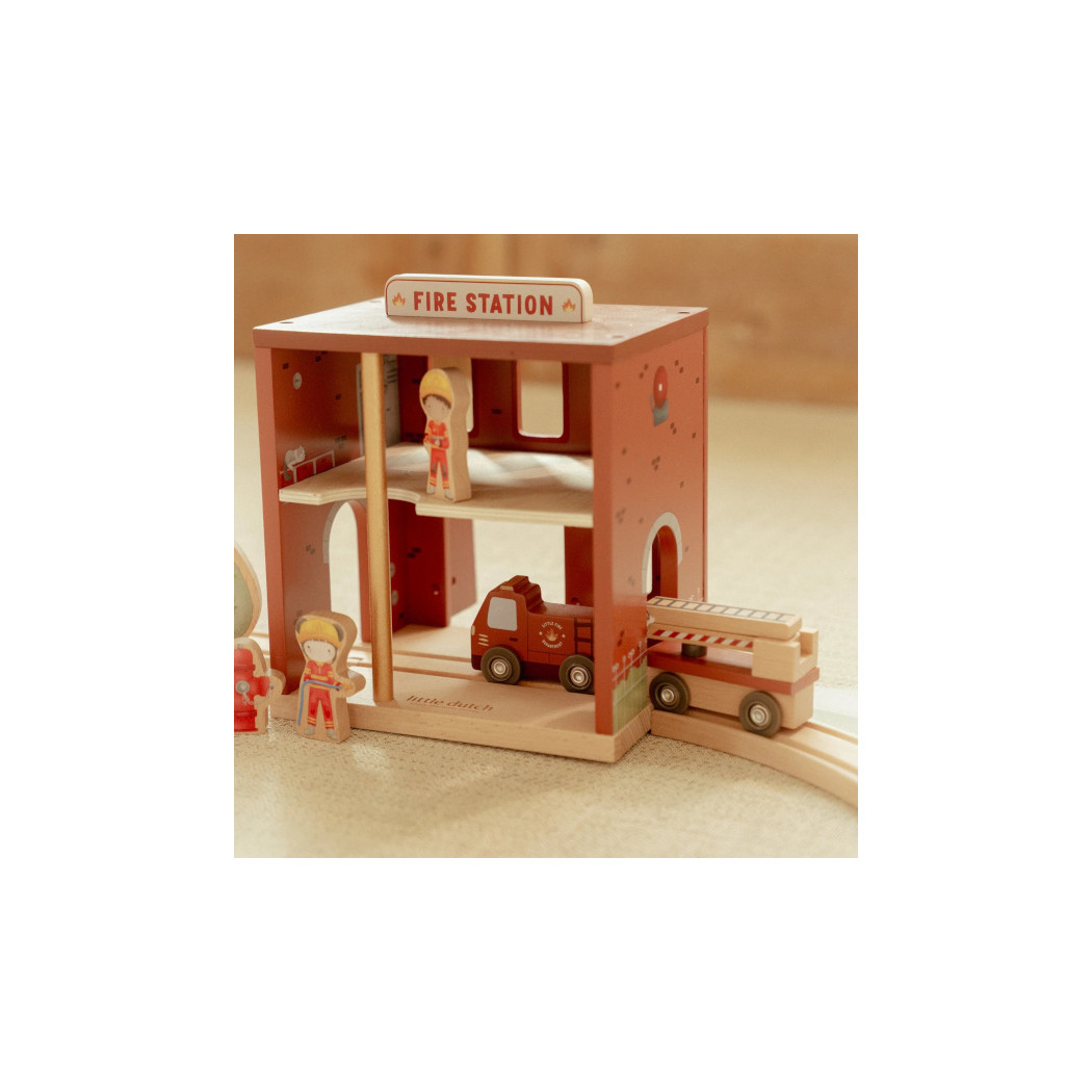 Remiza Strażacka - Drewniany Zestaw z Autem z Wysuwaną Drabiną, Strażakiem i Psem Pomocnikiem - Little Dutch
