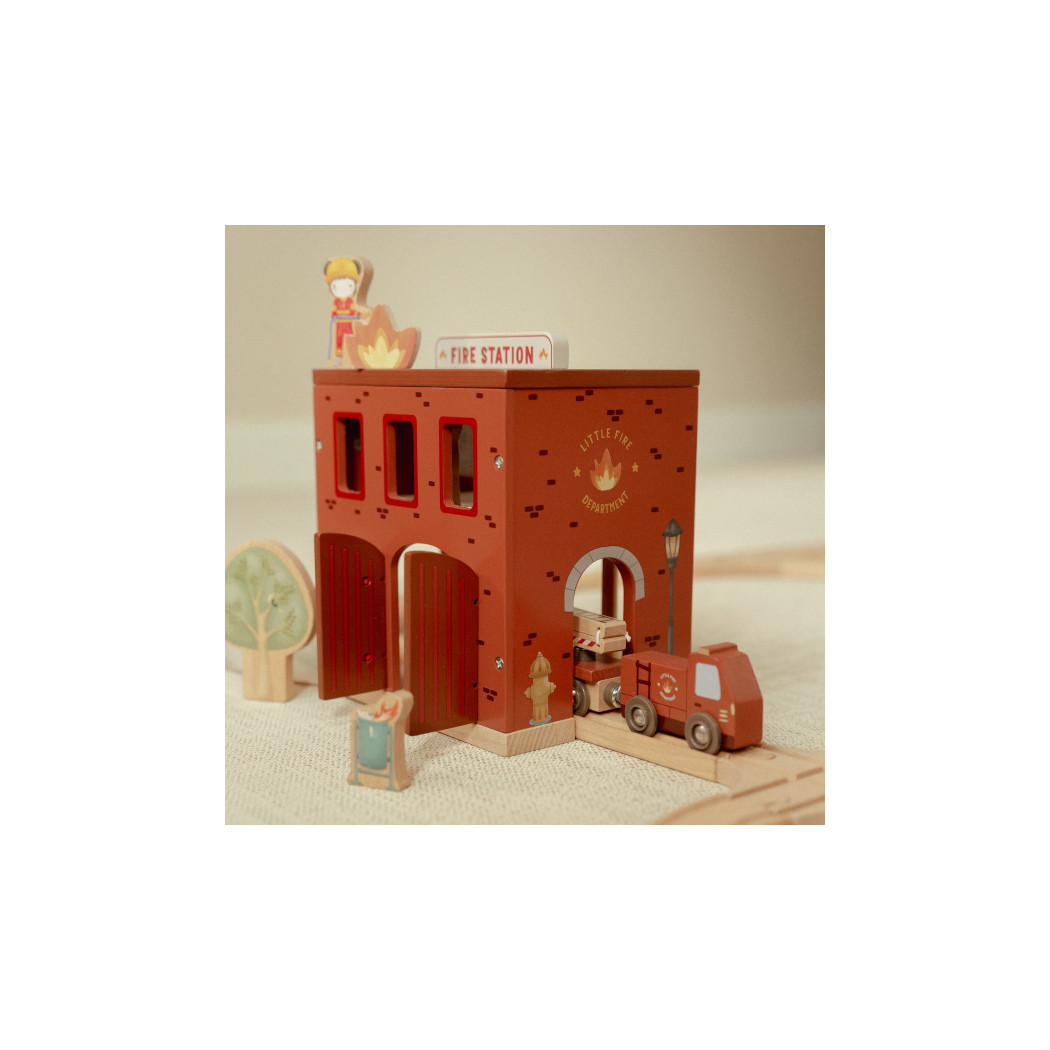 Remiza Strażacka - Drewniany Zestaw z Autem z Wysuwaną Drabiną, Strażakiem i Psem Pomocnikiem - Little Dutch