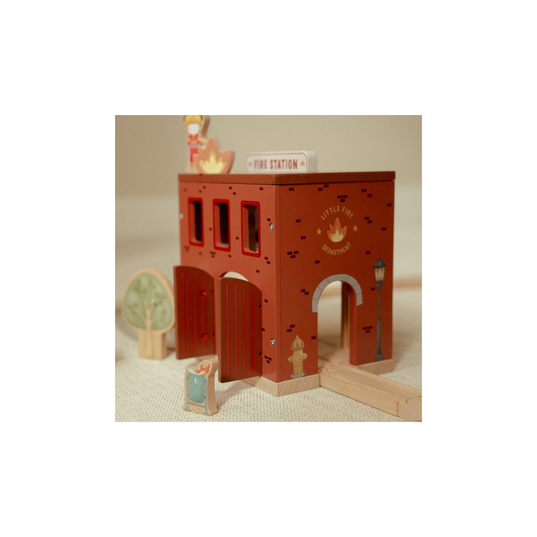 Remiza Strażacka - Drewniany Zestaw z Autem z Wysuwaną Drabiną, Strażakiem i Psem Pomocnikiem - Little Dutch