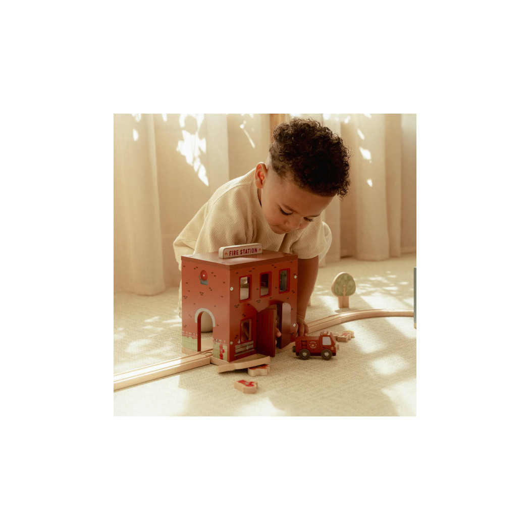 Remiza Strażacka - Drewniany Zestaw z Autem z Wysuwaną Drabiną, Strażakiem i Psem Pomocnikiem - Little Dutch