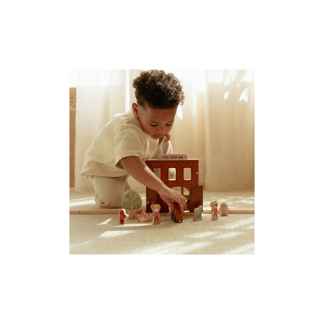 Remiza Strażacka - Drewniany Zestaw z Autem z Wysuwaną Drabiną, Strażakiem i Psem Pomocnikiem - Little Dutch