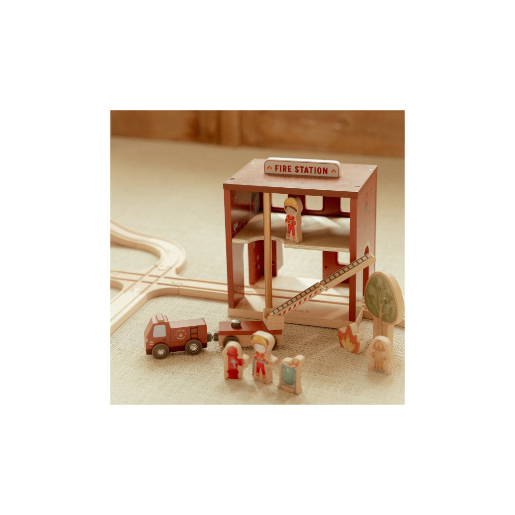 Remiza Strażacka - Drewniany Zestaw z Autem z Wysuwaną Drabiną, Strażakiem i Psem Pomocnikiem - Little Dutch