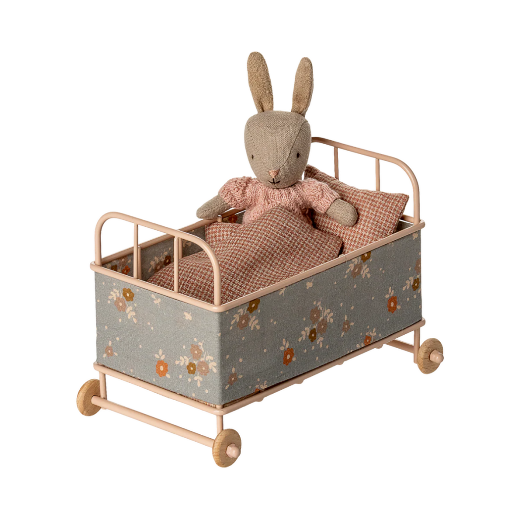 Łóżeczko Dziecięce dla Myszek z Pościelą - Kojec na Kółkach - Pudrowy Róż - Maileg