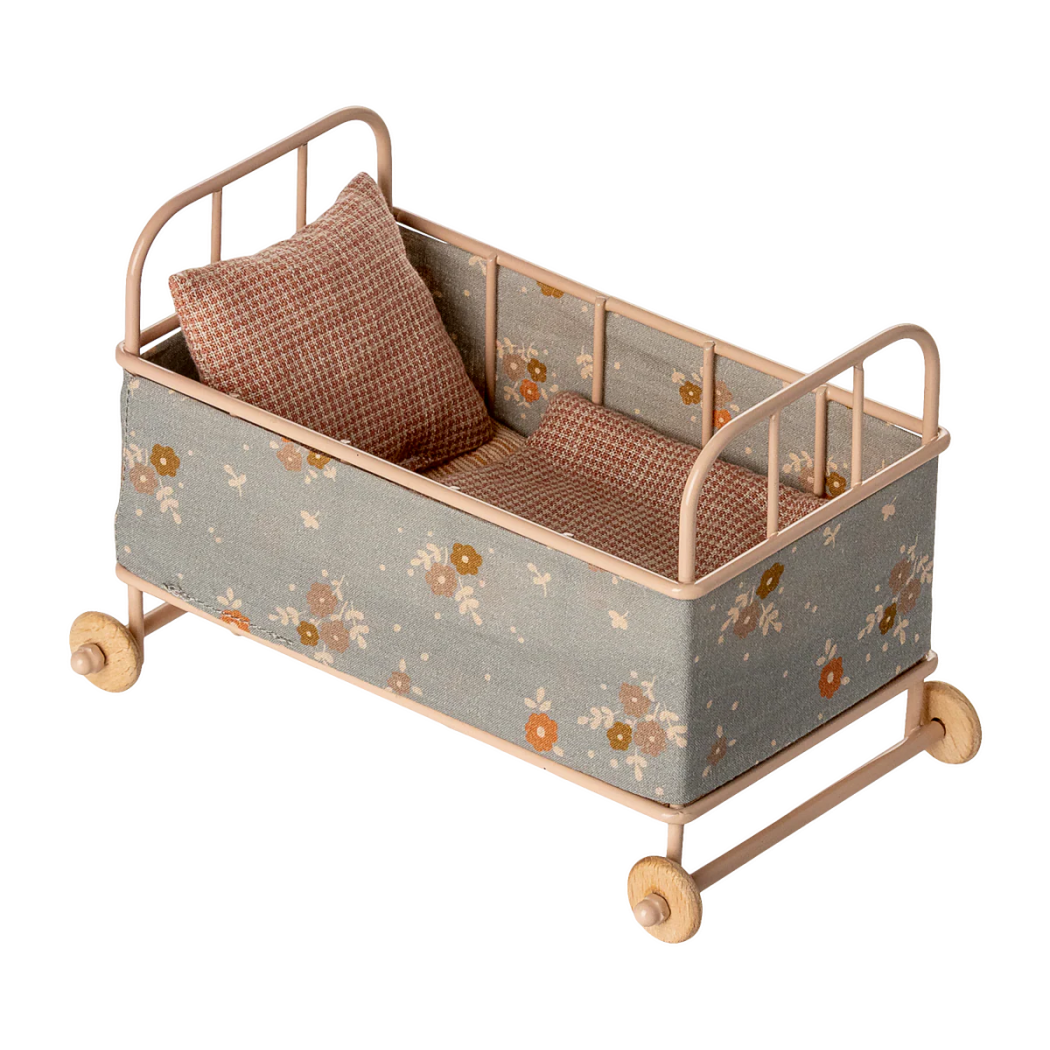 Łóżeczko Dziecięce dla Myszek z Pościelą - Kojec na Kółkach - Pudrowy Róż - Maileg