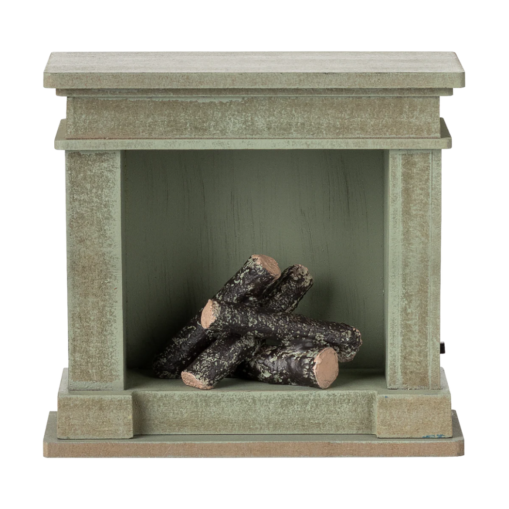 Zielony Drewniany Kominek dla Myszek ze Świecącym Ogniem na Baterie - Maileg