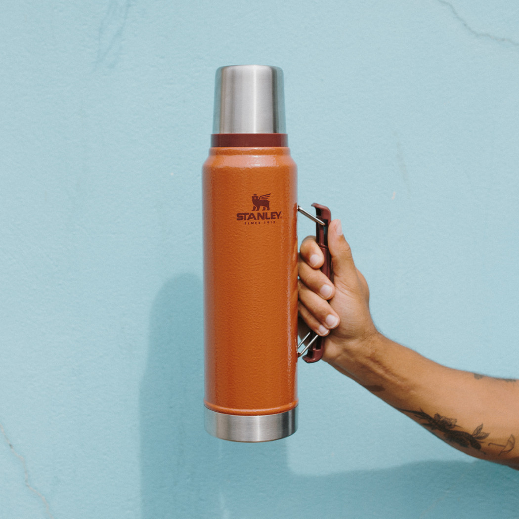 Hammertone Clay Ceglasty 1.0L - Termos na Napoje - Legendary Classic - Butelka Termiczna z Zakrętką-Kubkiem - Stanley