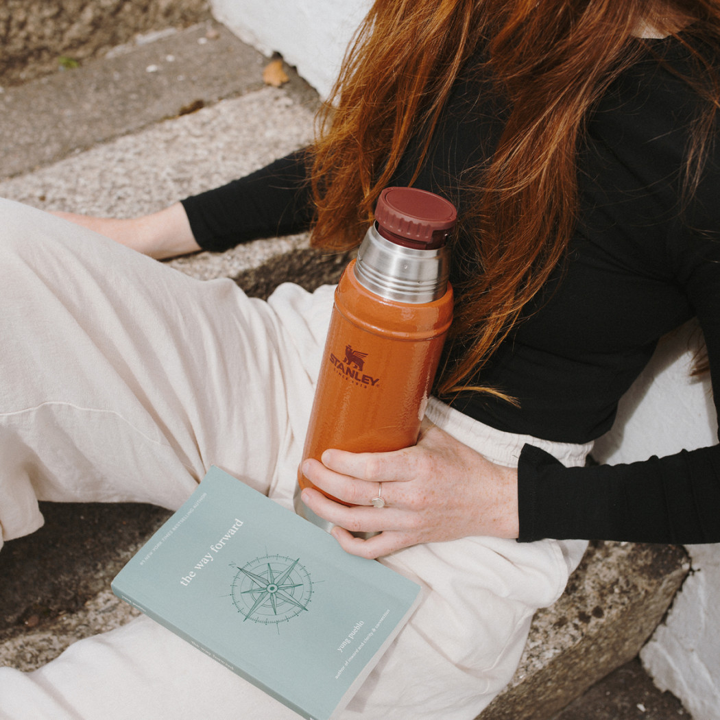 Hammertone Clay Ceglasty 0.75L - Termos na Napoje - Legendary Classic - Butelka Termiczna z Zakrętką-Kubkiem - Stanley