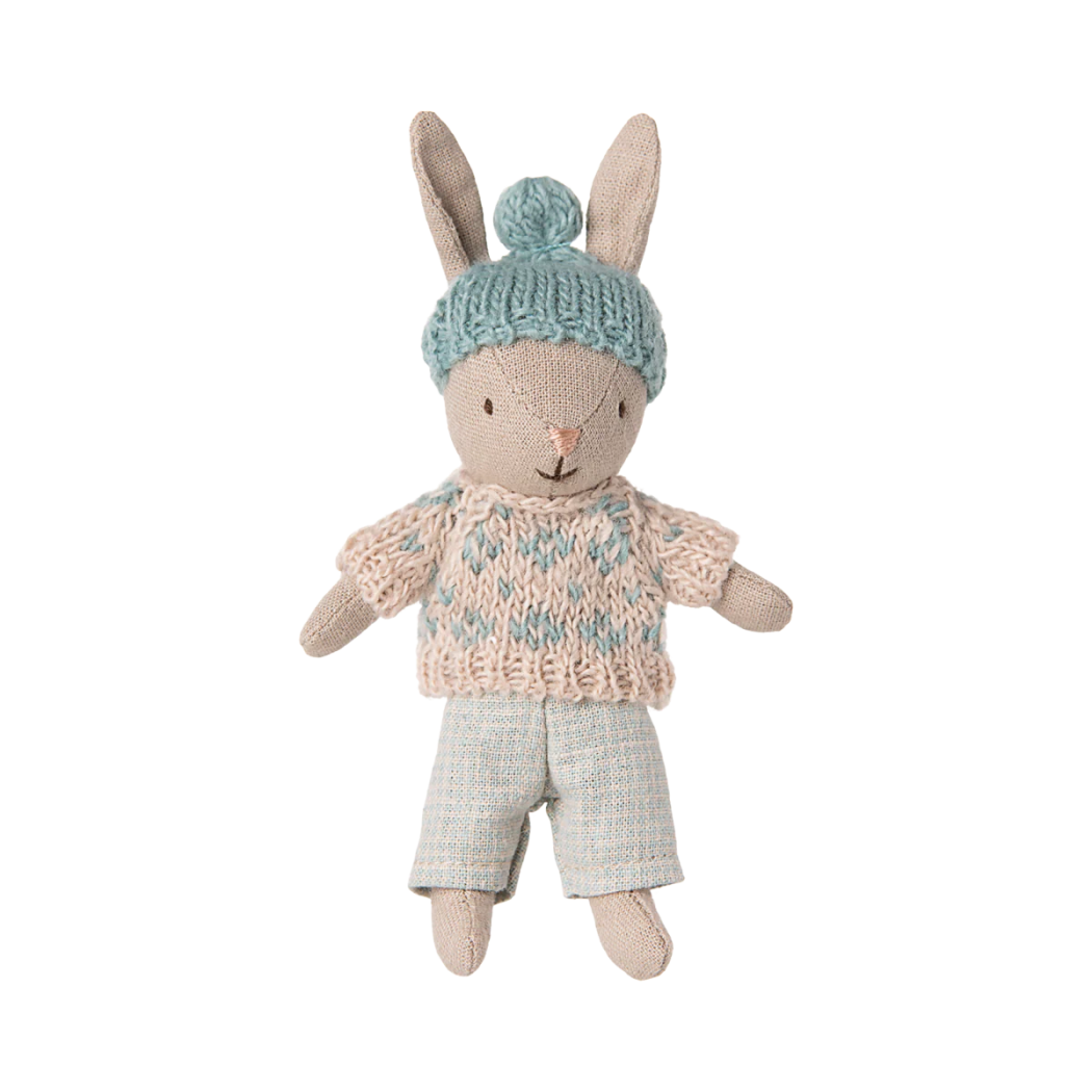 Zimowy Króliczek w Niebieskiej Czapce i Sweterku - Piaskowy - Rozmiar Micro - Maileg