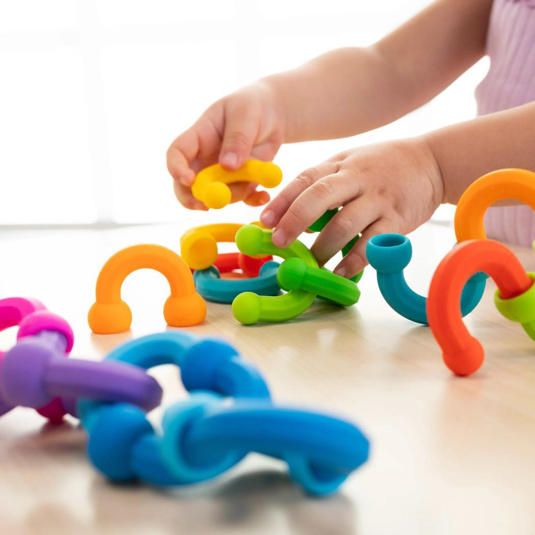 Plip Links - 20 Półokrągłych Silikonowych Klocków z Połączeniami Kulkowymi - Fat Brain Toys