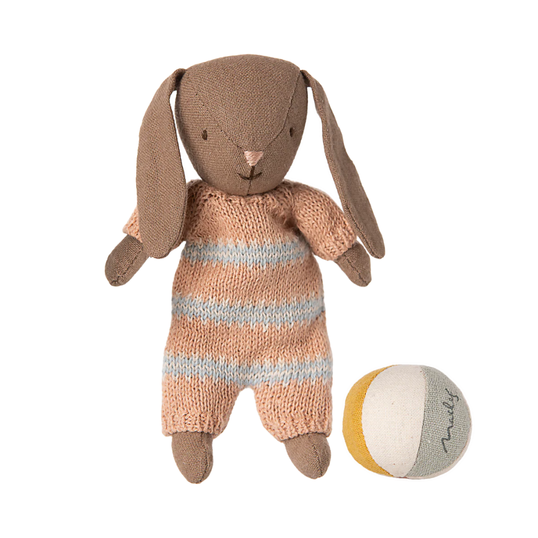 Zestaw - Króliczek Dzidziuś w Różowym Pajacyku z Piłką - Brązowy - Rozmiar Micro - Maileg